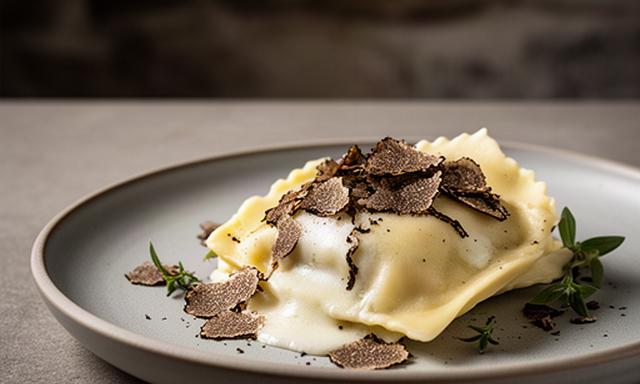 Raviolone aperto con caciocavallo podolico e tartufo grattugiato