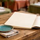 Agenda di prenotazioni aperta su un tavolo del ristorante