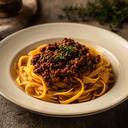 Tagliatelle all uovo con ragù di brasato servite in una cucina italiana